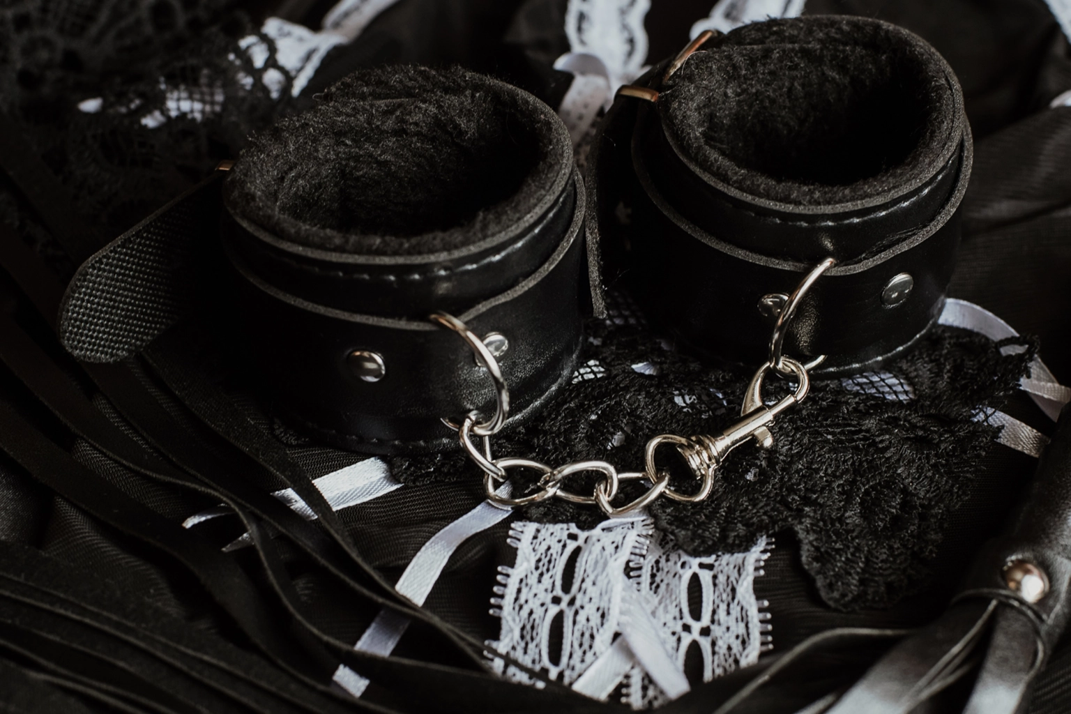 Bondage & BDSM – stilvolles Symbolbild für Fesselspiele und Dominanz im PridePlanet Sexshop
